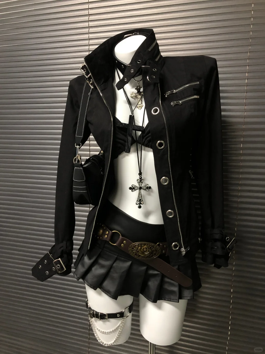 千禧辣妹y2k亚比穿搭📷黑色复古机车外套