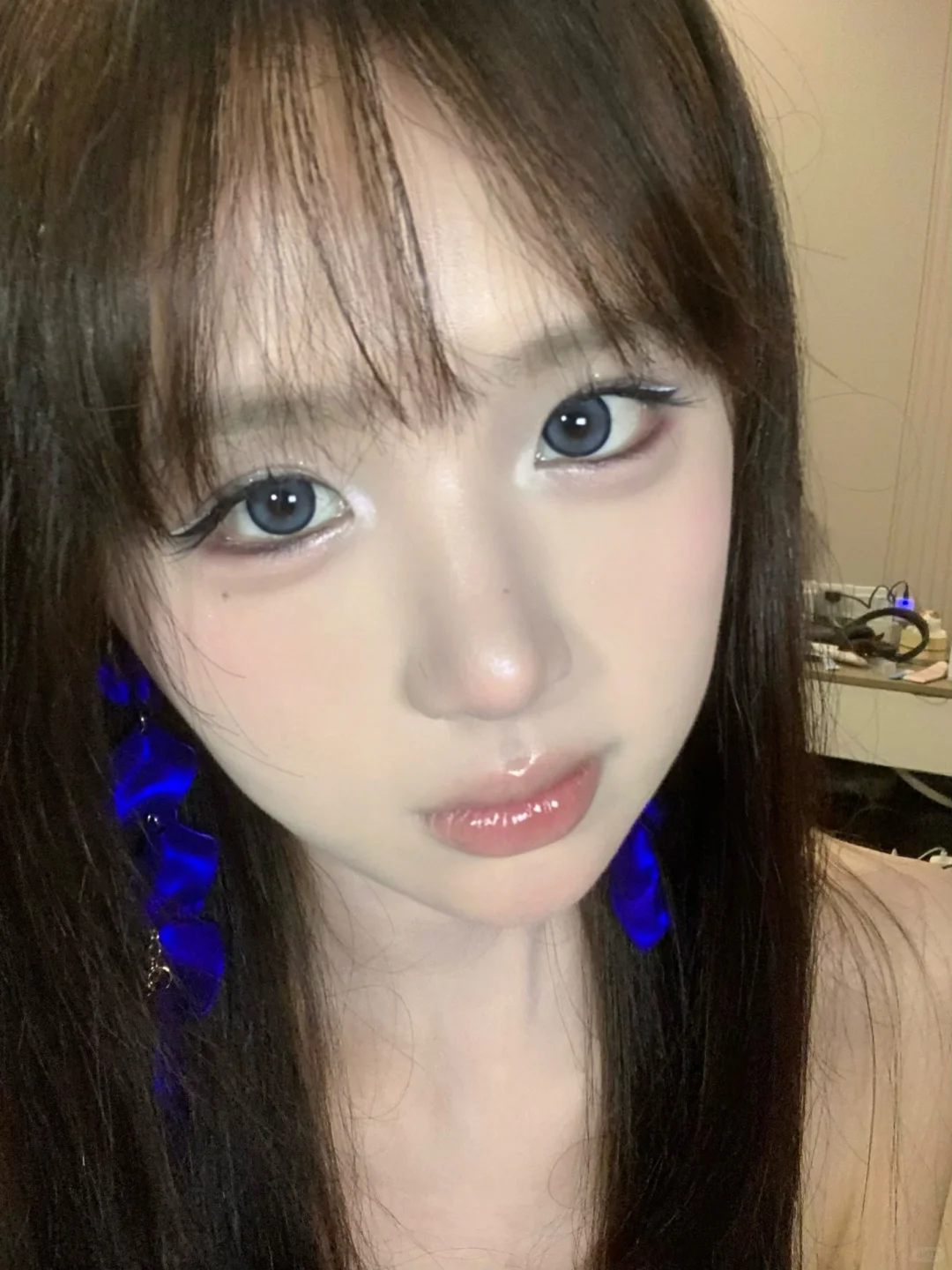 眼尾一点白色