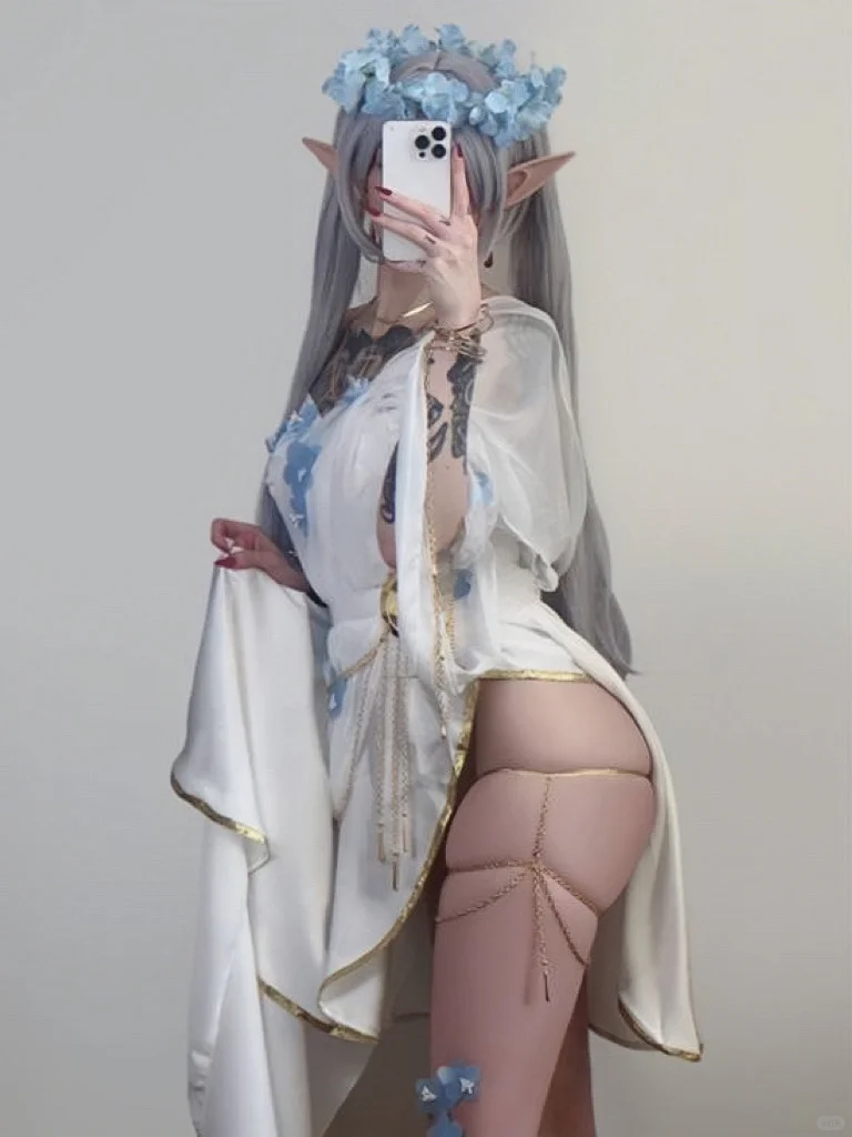 英伦正妹COS《鸣潮》游戏角色长腿玉足不简单