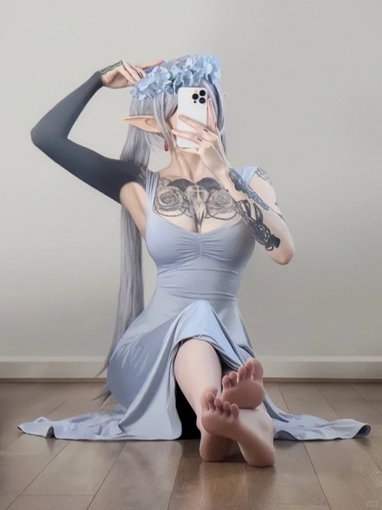 英伦正妹COS《鸣潮》游戏角色长腿玉足不简单