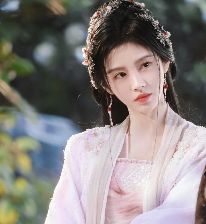 鞠婧祎“青蛇”造型，惊艳绝伦