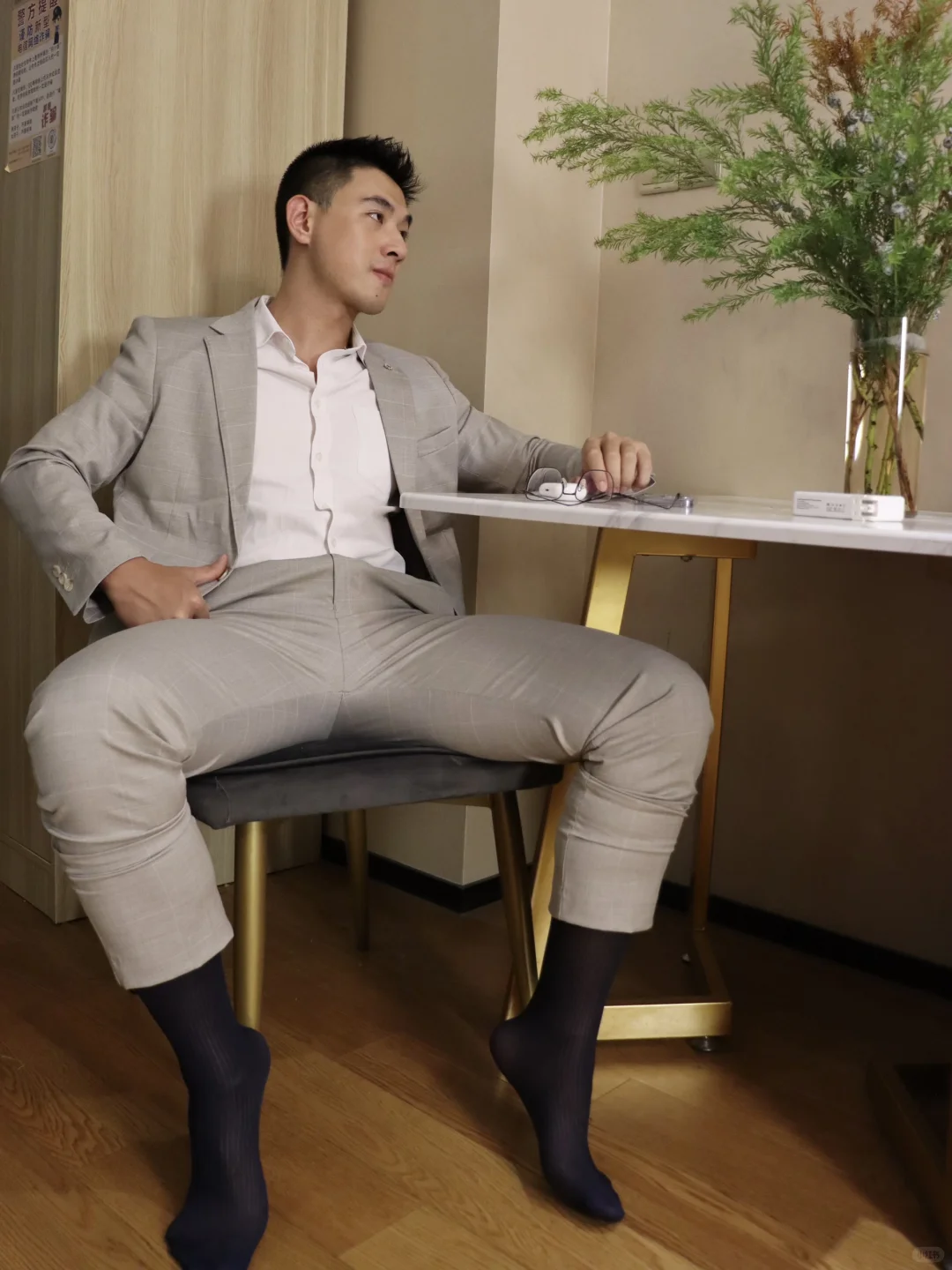 穿上西装丝袜感觉结婚会跟伴郎逃婚