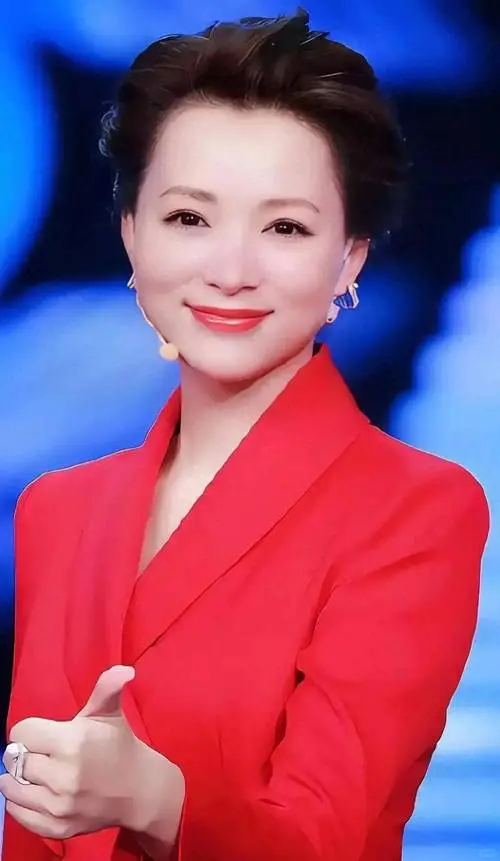 内娱气质天花板！董卿的优雅从不是偶然✨