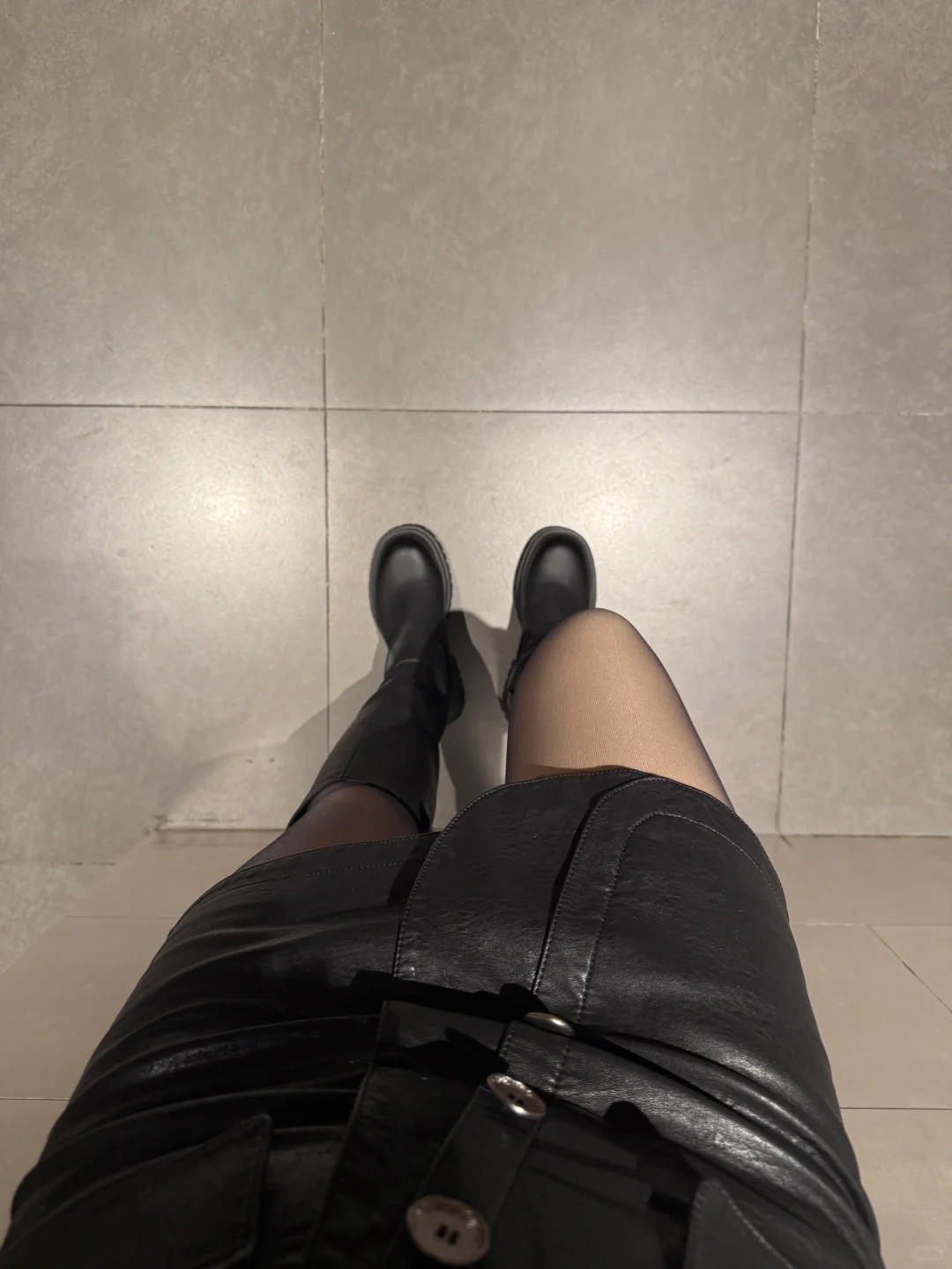 突然翻到去年买的黑透肤加绒丝袜。。。。