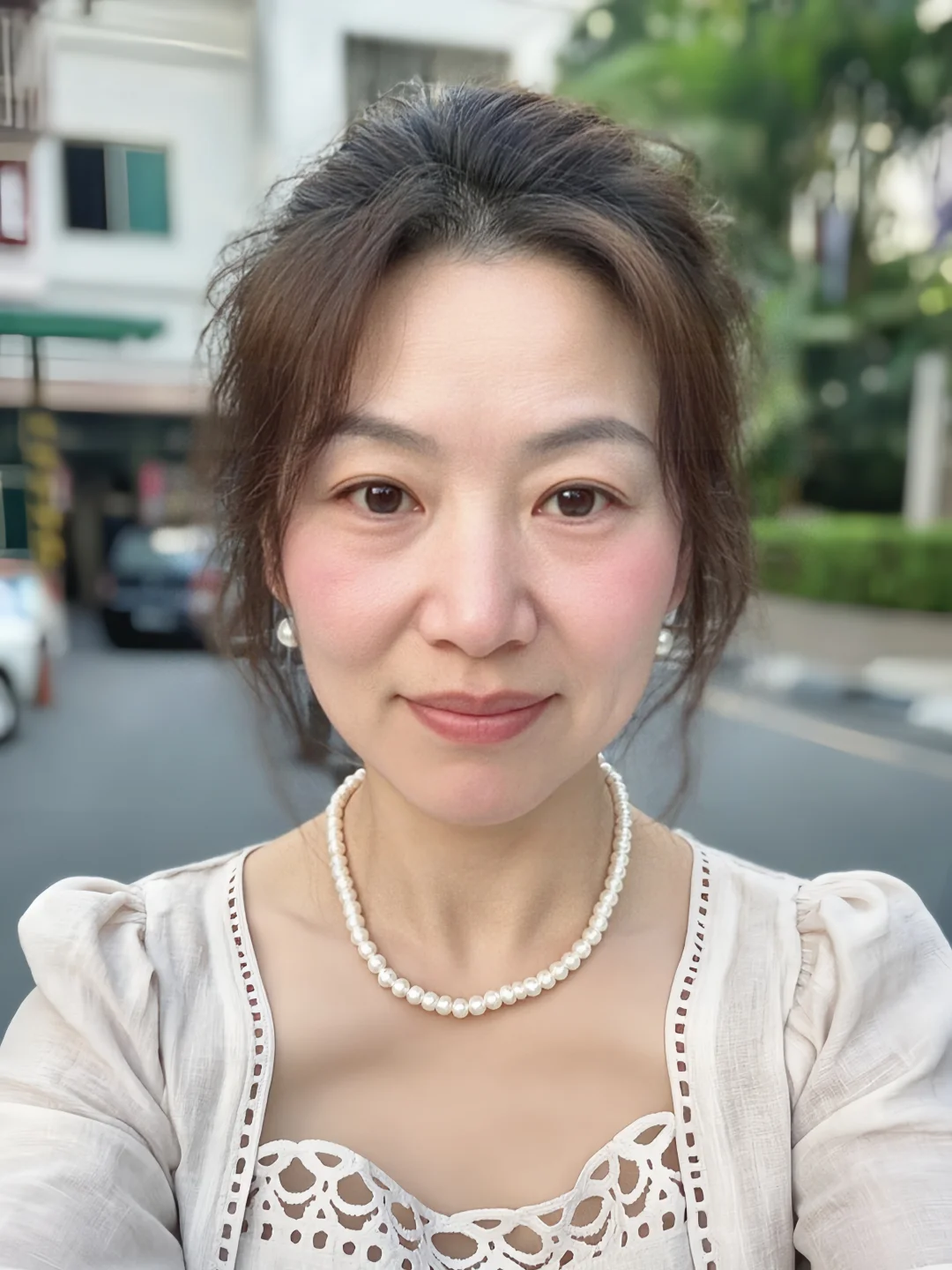 到了不打扮，出不了门的年纪