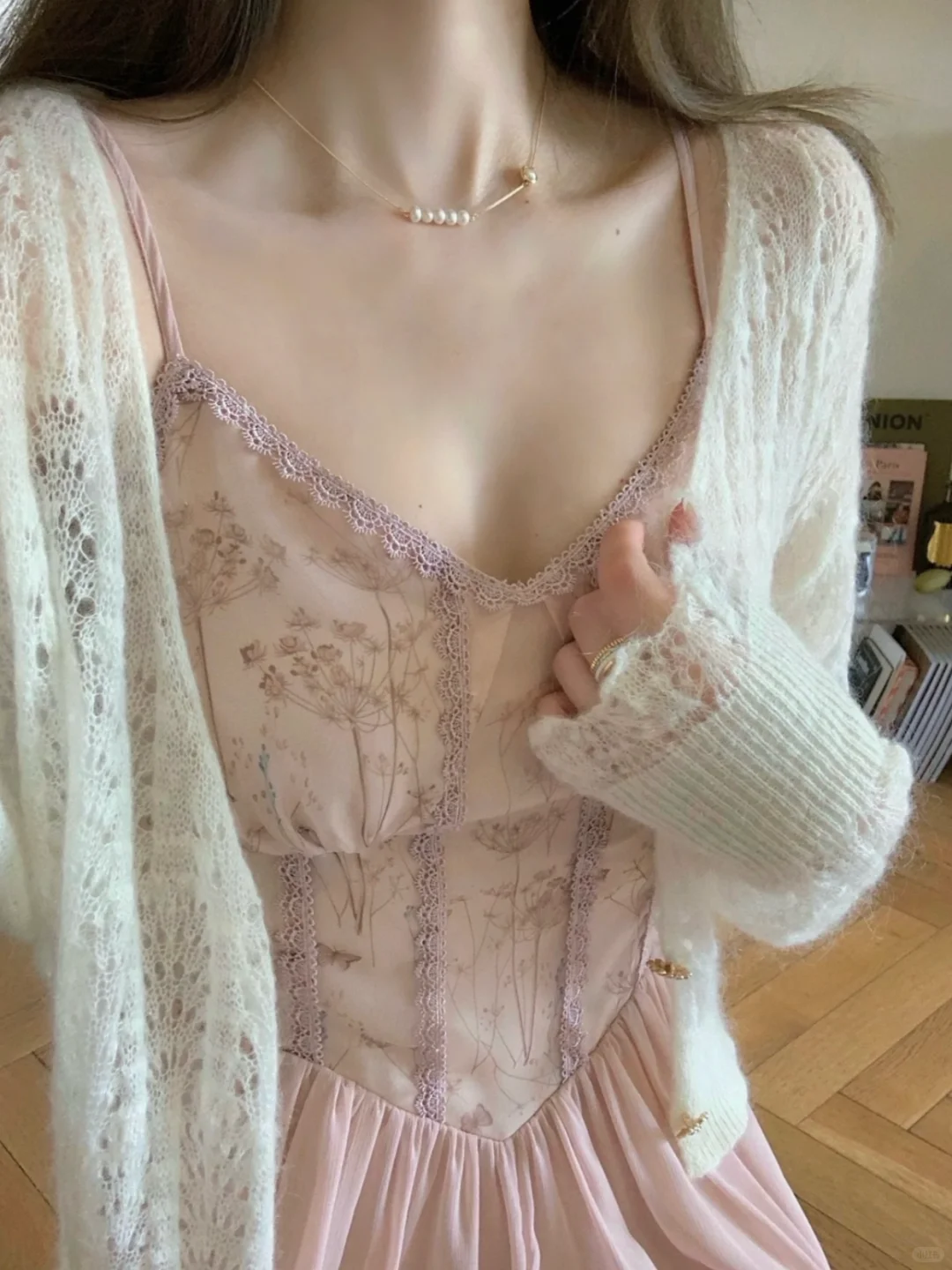 约会战袍，法式吊带裙+开衫，美到失语。