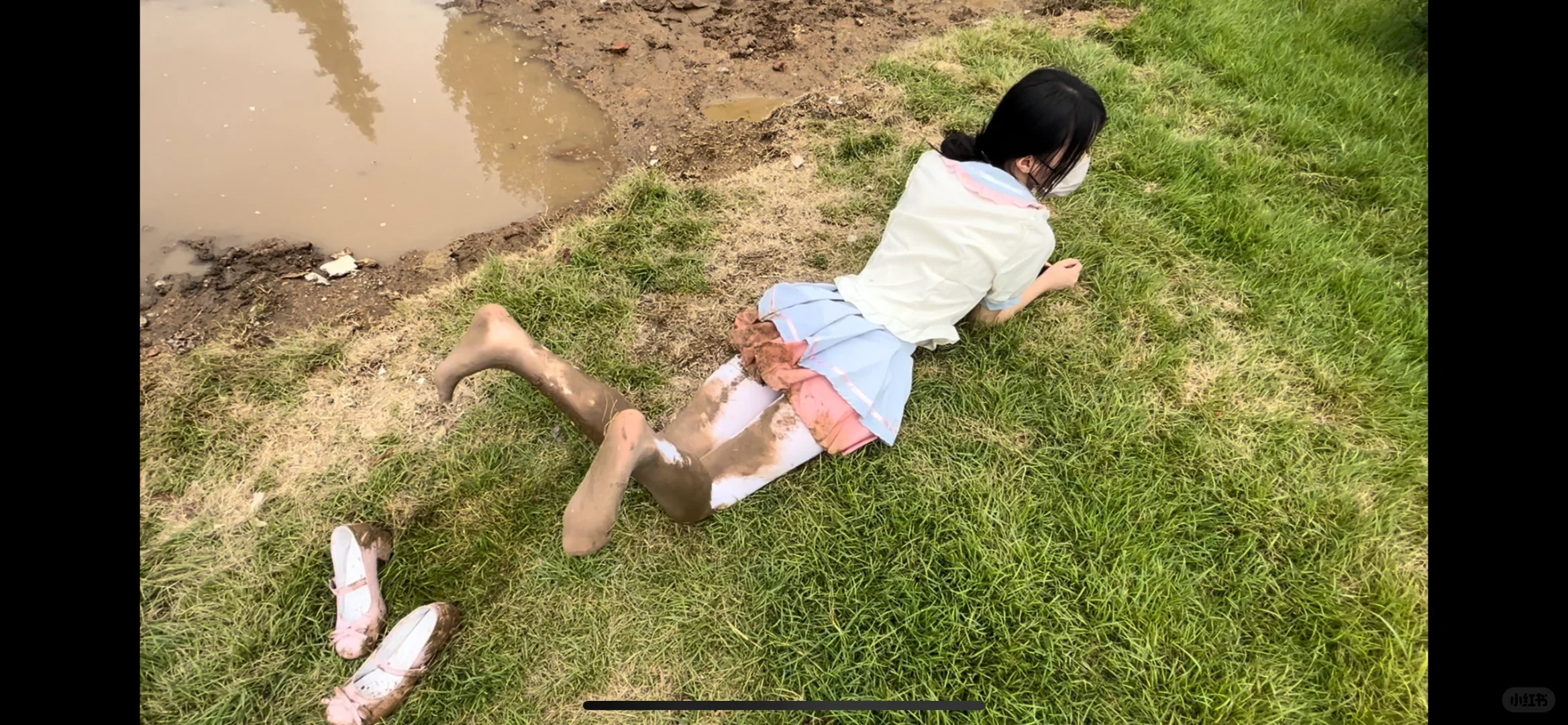 穿白丝袜踩泥巴，泥泞中的纯白，反叛的美
