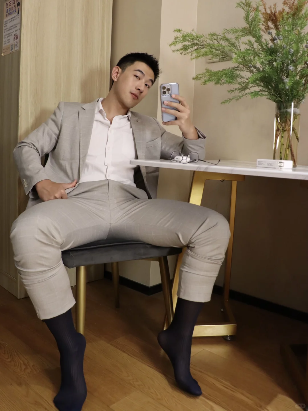 穿上西装丝袜感觉结婚会跟伴郎逃婚