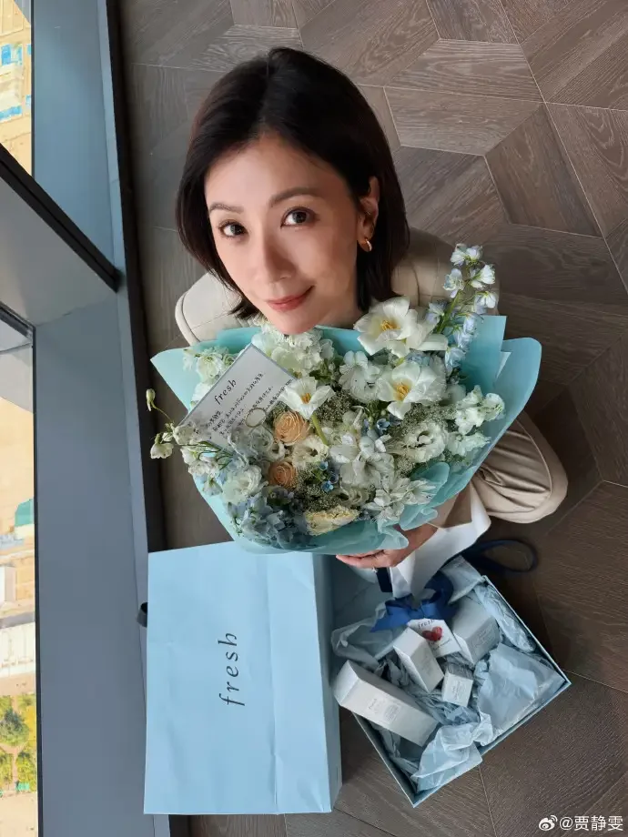 贾静雯51岁的状态真是太让人羡慕了