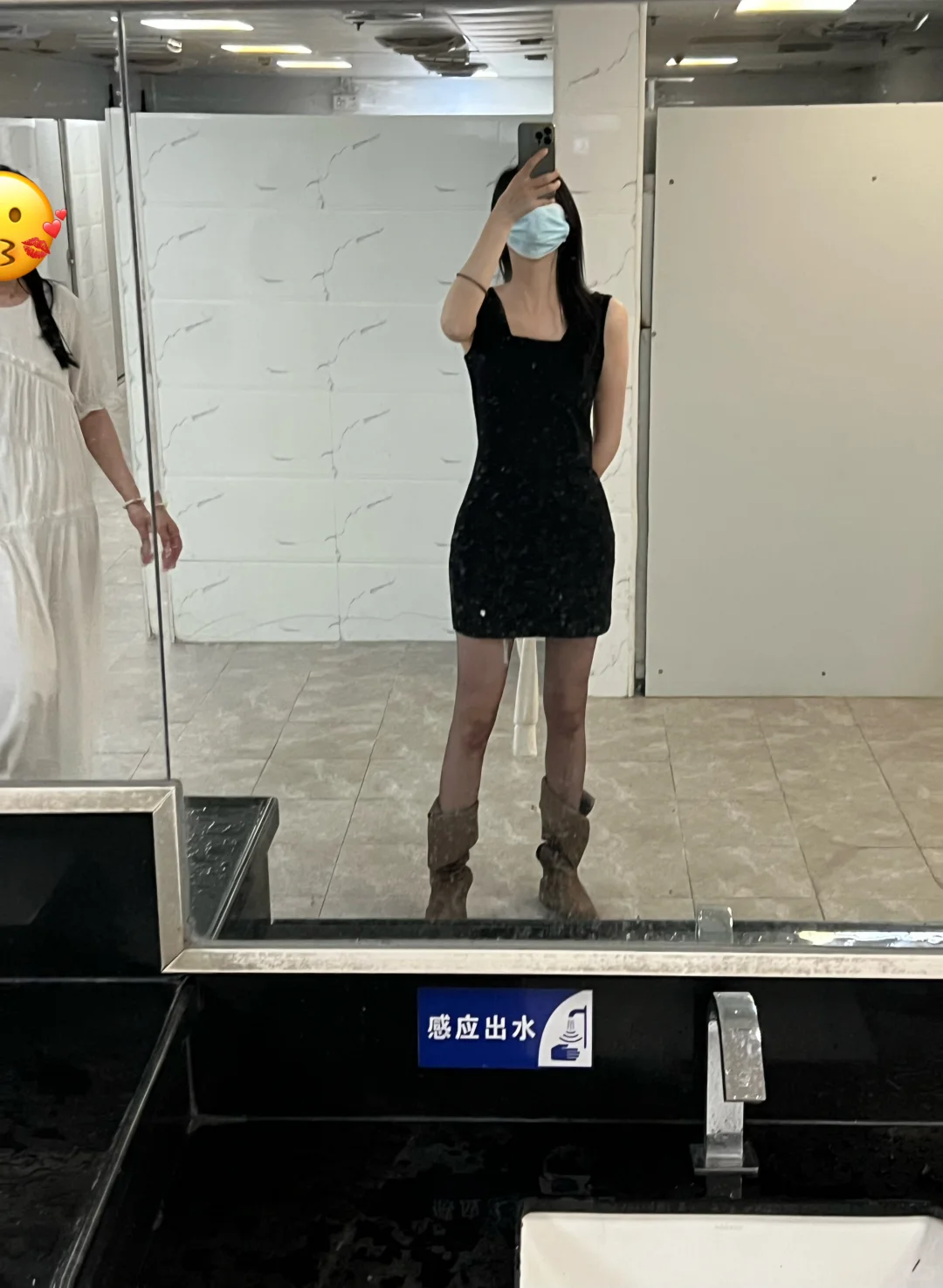 天气转冷了，不敢只穿灰丝袜出门啦