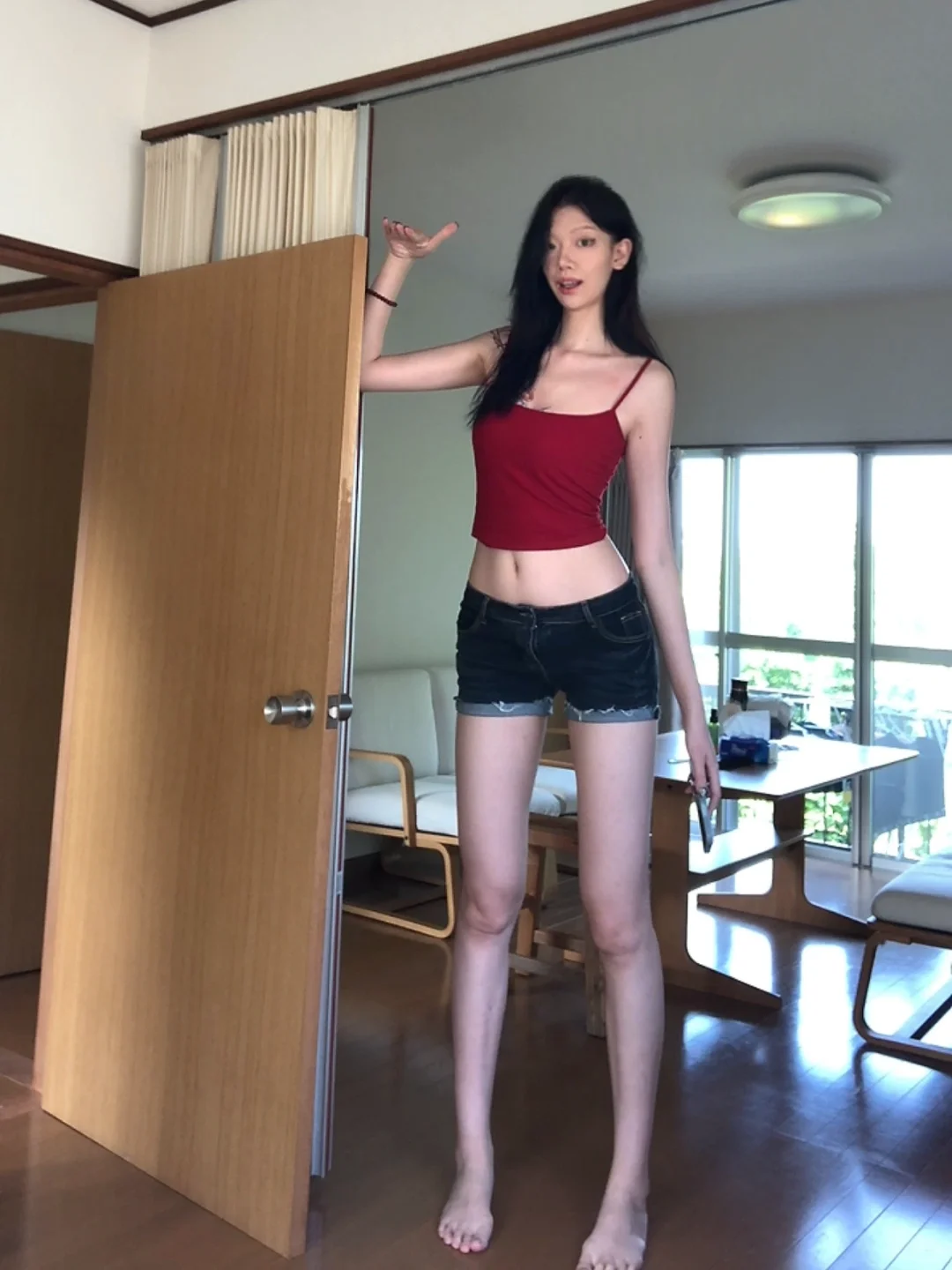 怎么比门还高..拉的吧