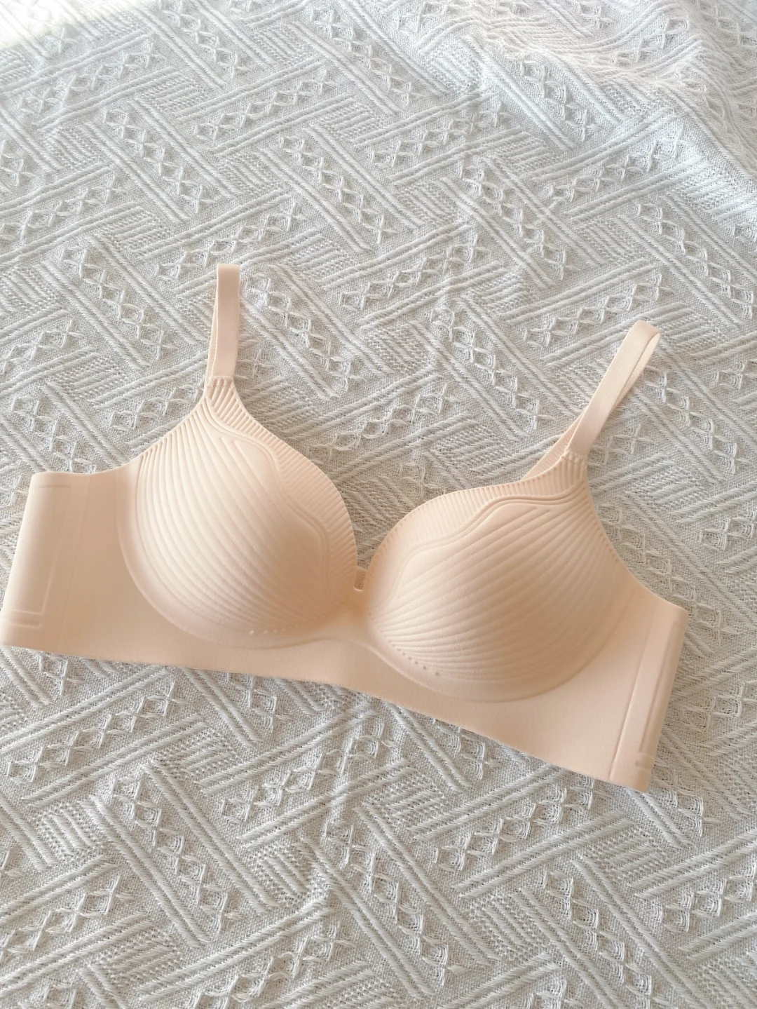 我嘞个豆...小胸真穿出沟了啊啊啊.....