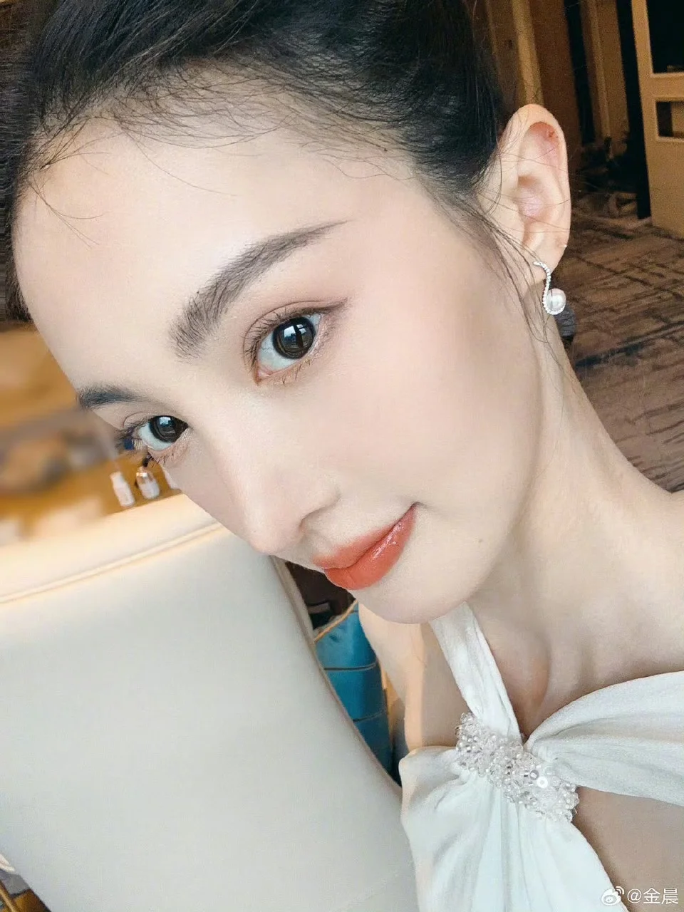这姐怼脸拍都这么美的...