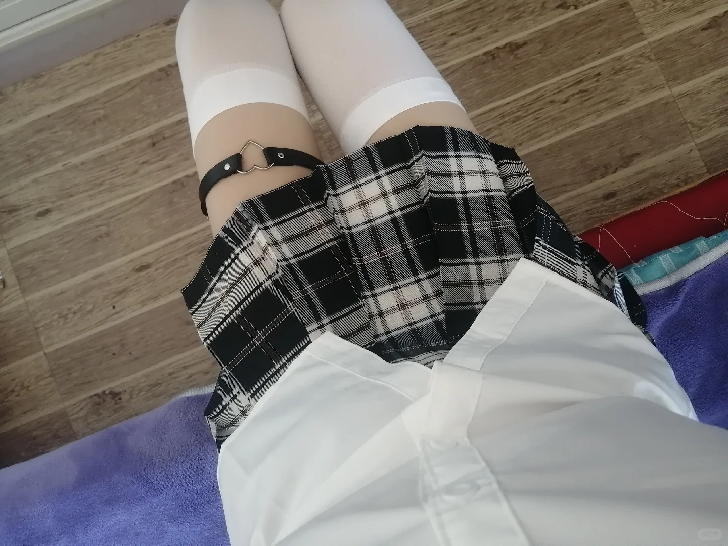 出门了，超爱我的过膝袜和腿环！