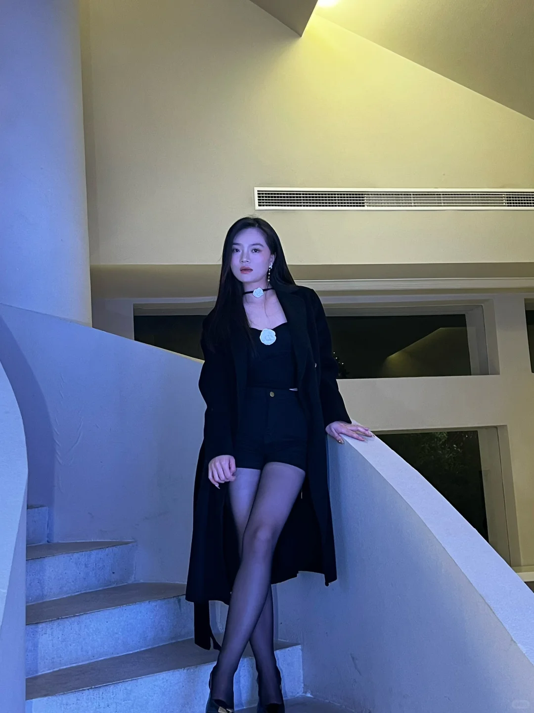 健身女穿上黑丝后……
