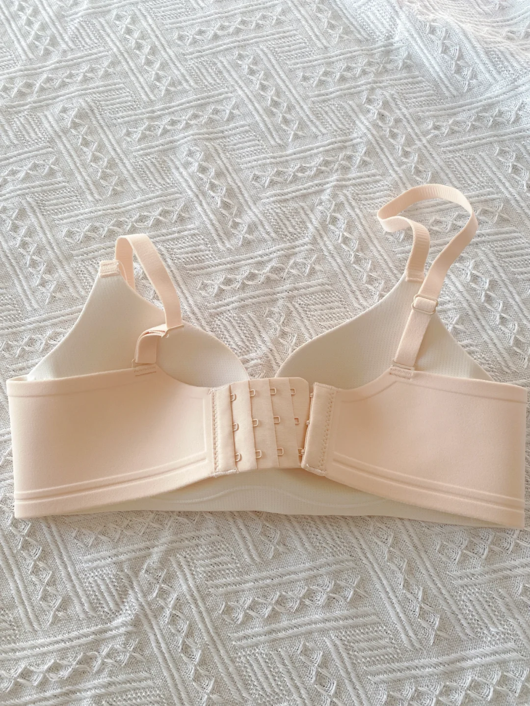 我嘞个豆...小胸真穿出沟了啊啊啊.....