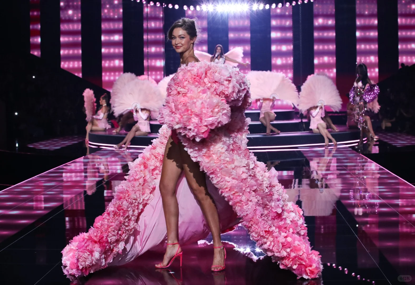 2025维密大秀 | Gigi的2套装扮
