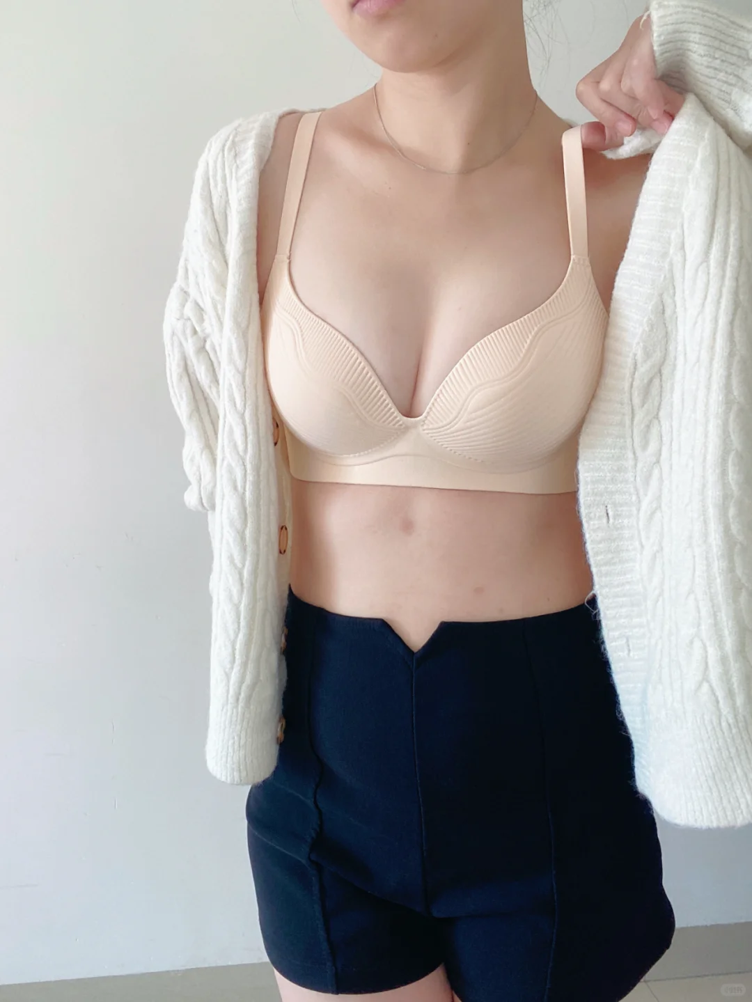 我嘞个豆...小胸真穿出沟了啊啊啊.....