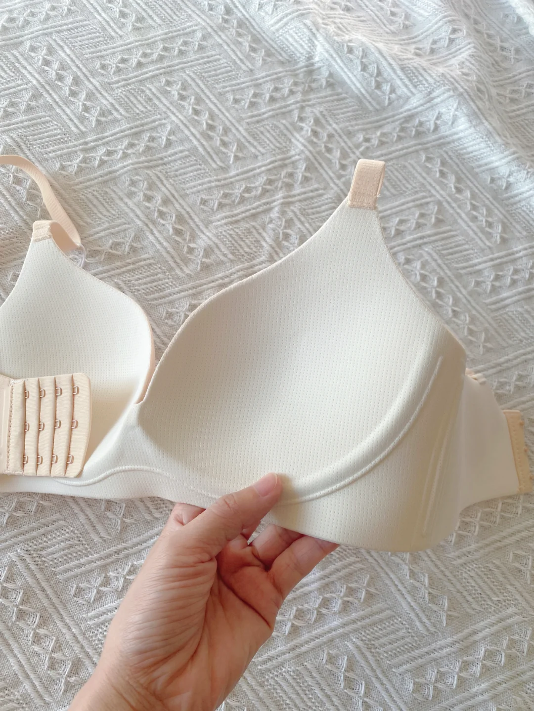 我嘞个豆...小胸真穿出沟了啊啊啊.....