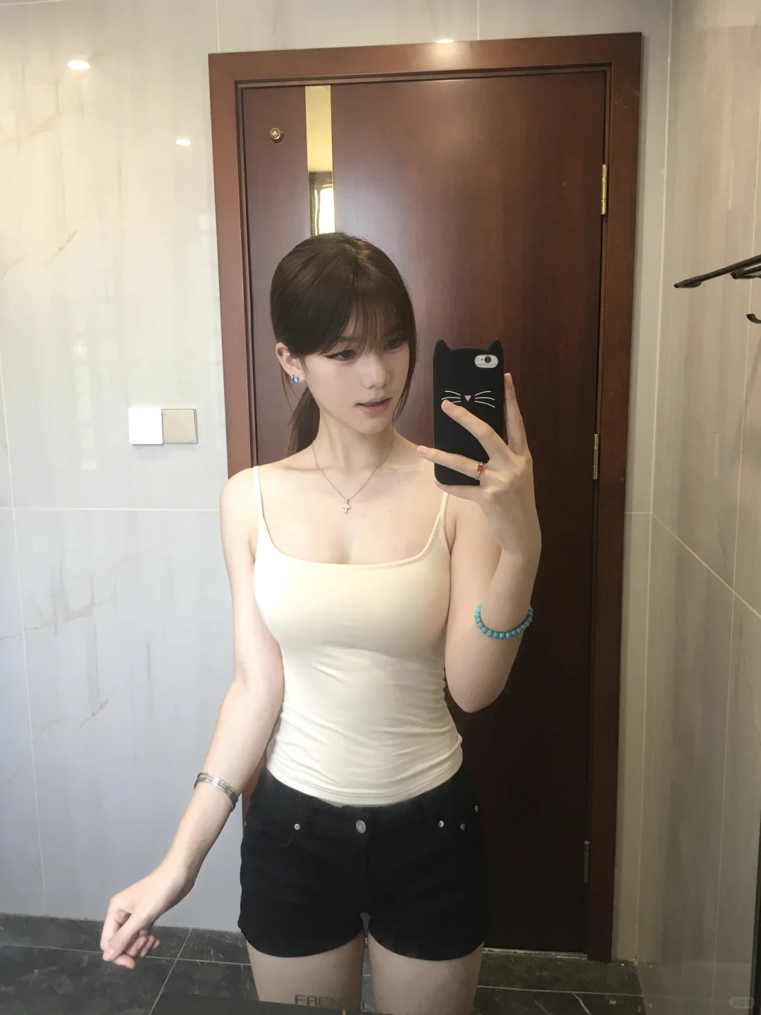 依旧吊带➕短裤 很显身材