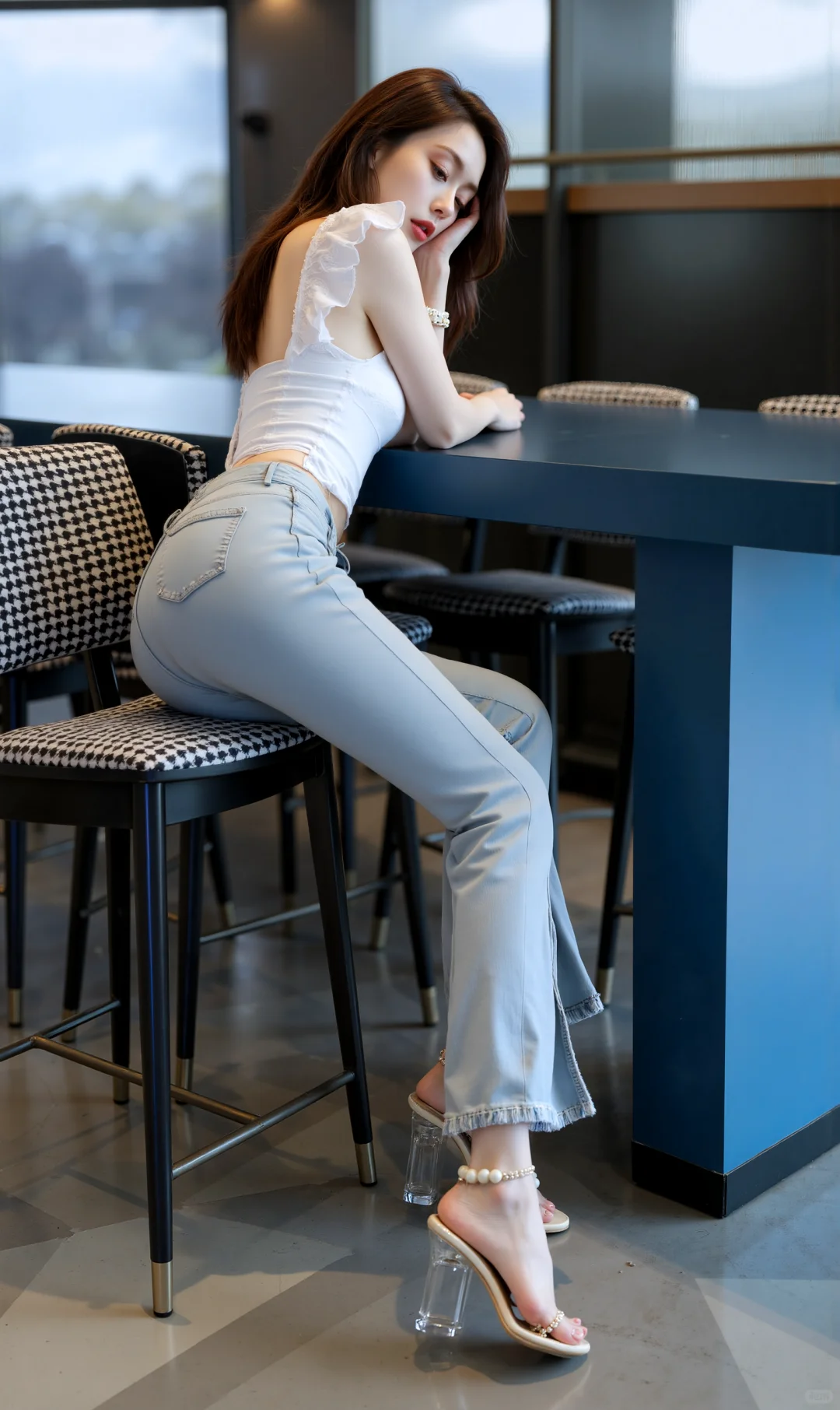 千娇百媚，紧身牛仔裤