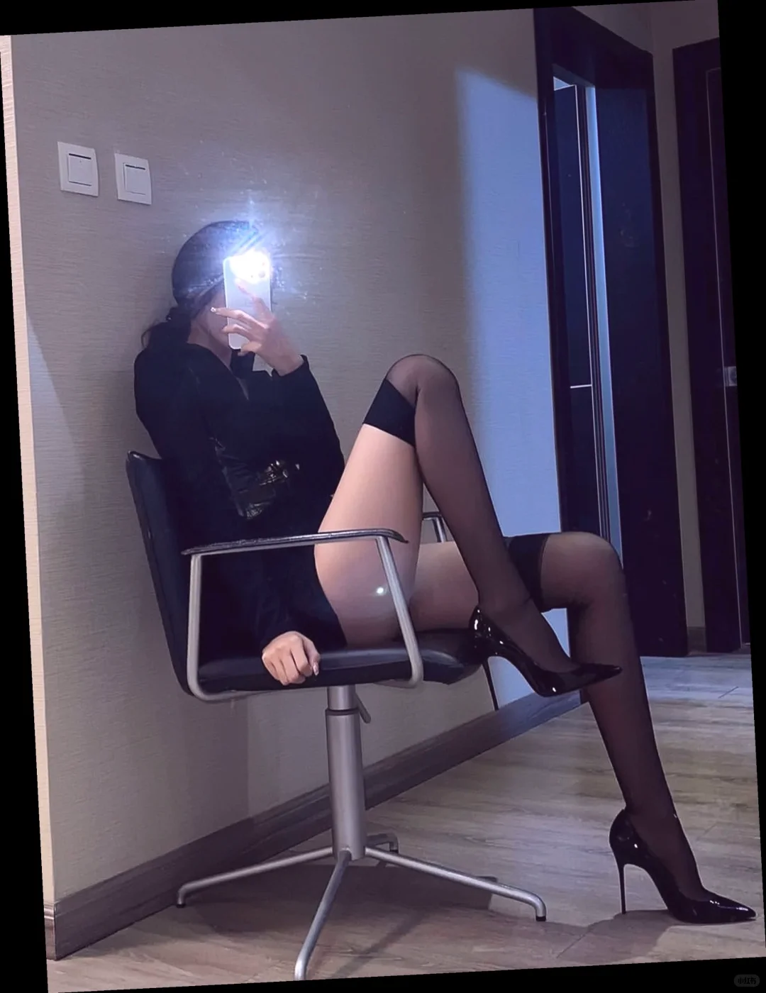 从镜前社恐到暗夜女王！黑丝自拍进化大揭秘