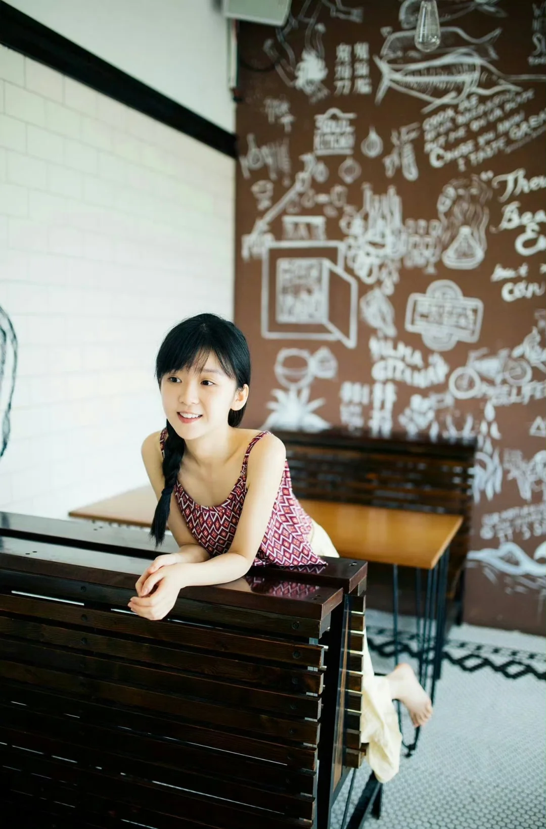 宋伊人夏日甜感少女：麻花辫小吊带