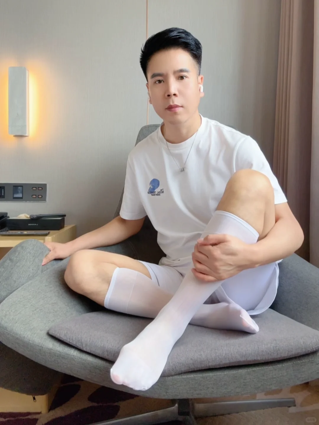 男孩子穿白色的魅力