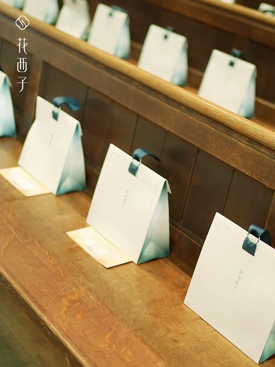 花西子于盖娅传说巴黎时装周秀场优雅亮相✨