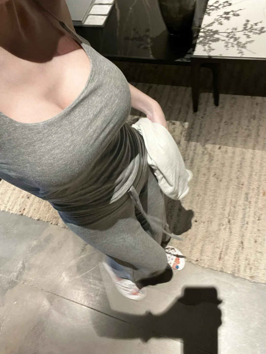 “藏在吊带里的职场智慧:露肤的尺度和智感”
