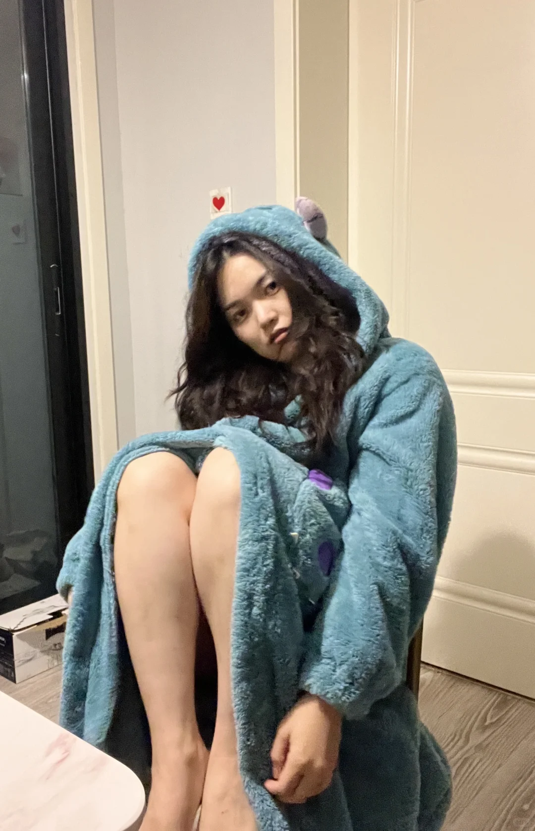 猫在睡衣里的中年少女,脸不臭,其实挺爱笑的