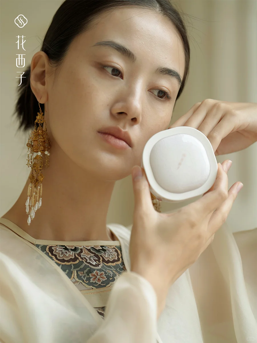 花西子于盖娅传说巴黎时装周秀场优雅亮相✨