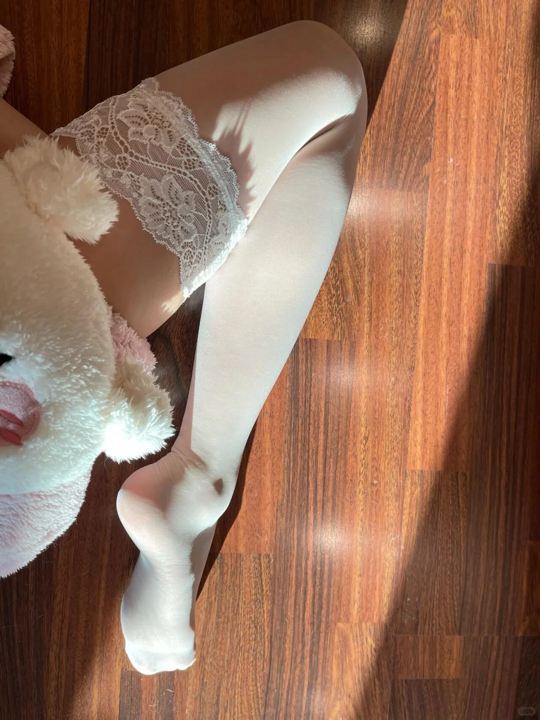 纯欲天花板白丝来啦！蕾丝过膝袜