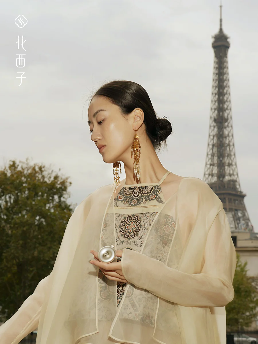 花西子于盖娅传说巴黎时装周秀场优雅亮相✨