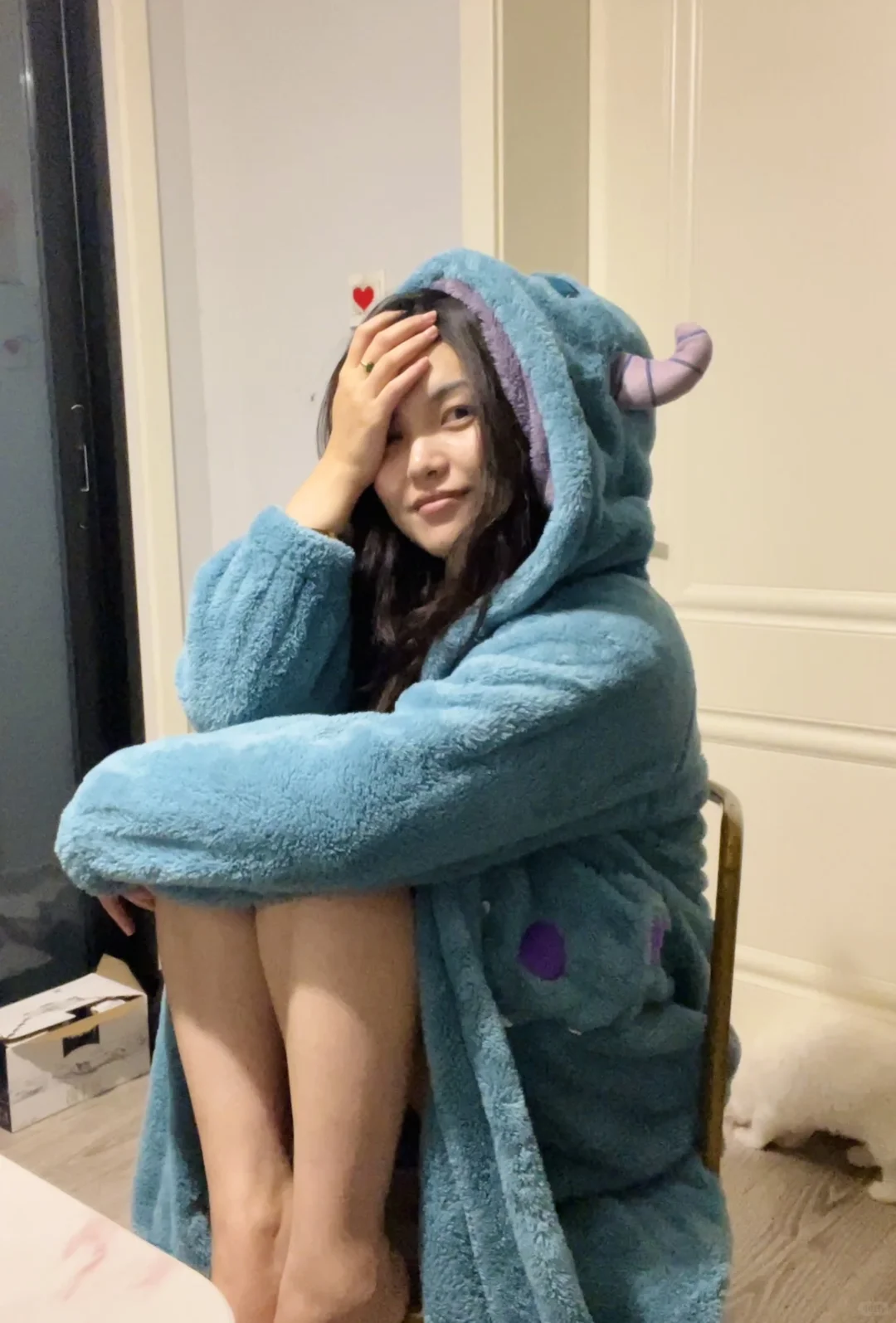 猫在睡衣里的中年少女，脸不臭，其实挺爱笑的