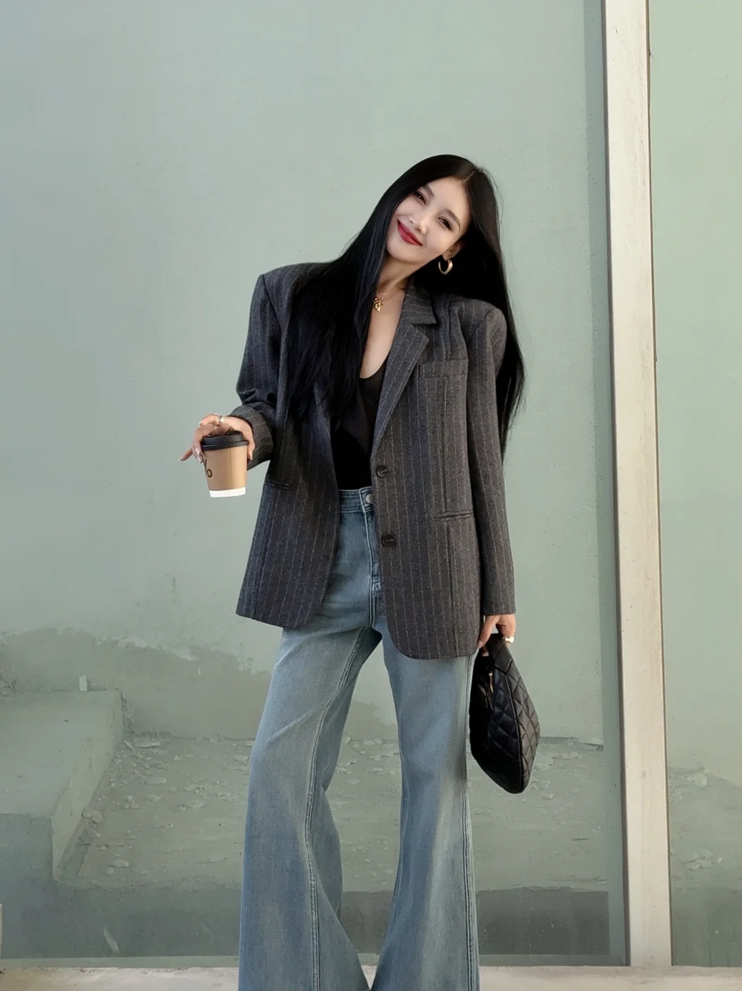 又是她 爱穿西装那女的