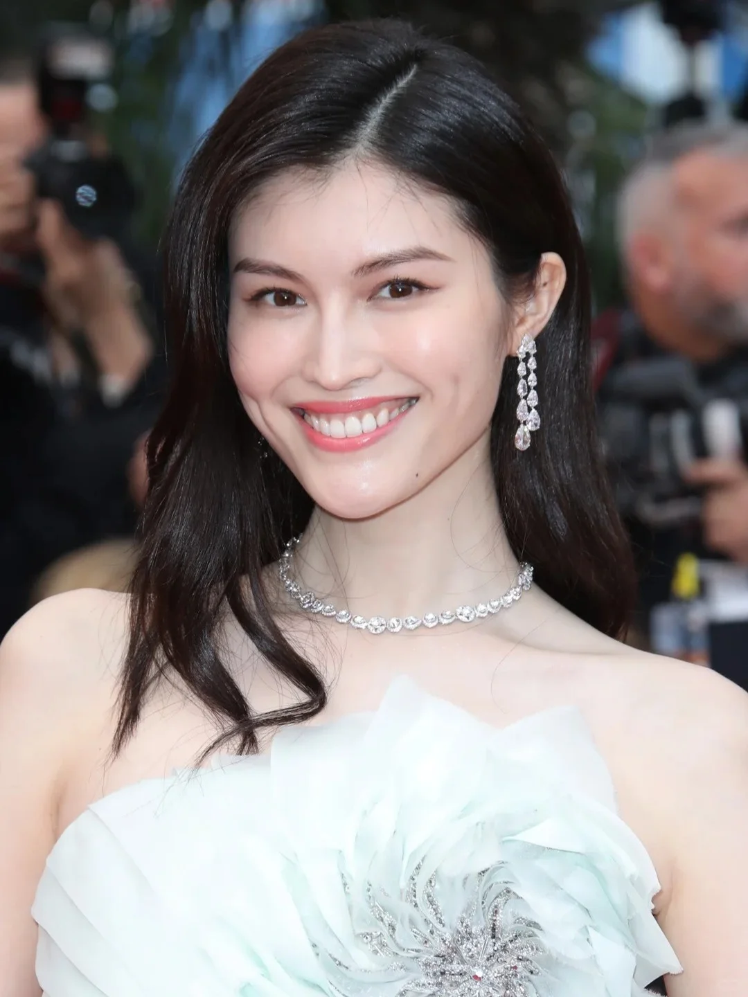 何穗的颜值有多绝?中外通吃的骨相天花板!