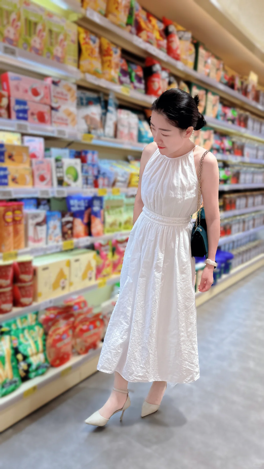 采购日小心机,高跟丝袜白裙太有镜头感啦