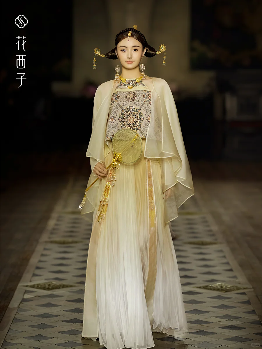 花西子于盖娅传说巴黎时装周秀场优雅亮相✨