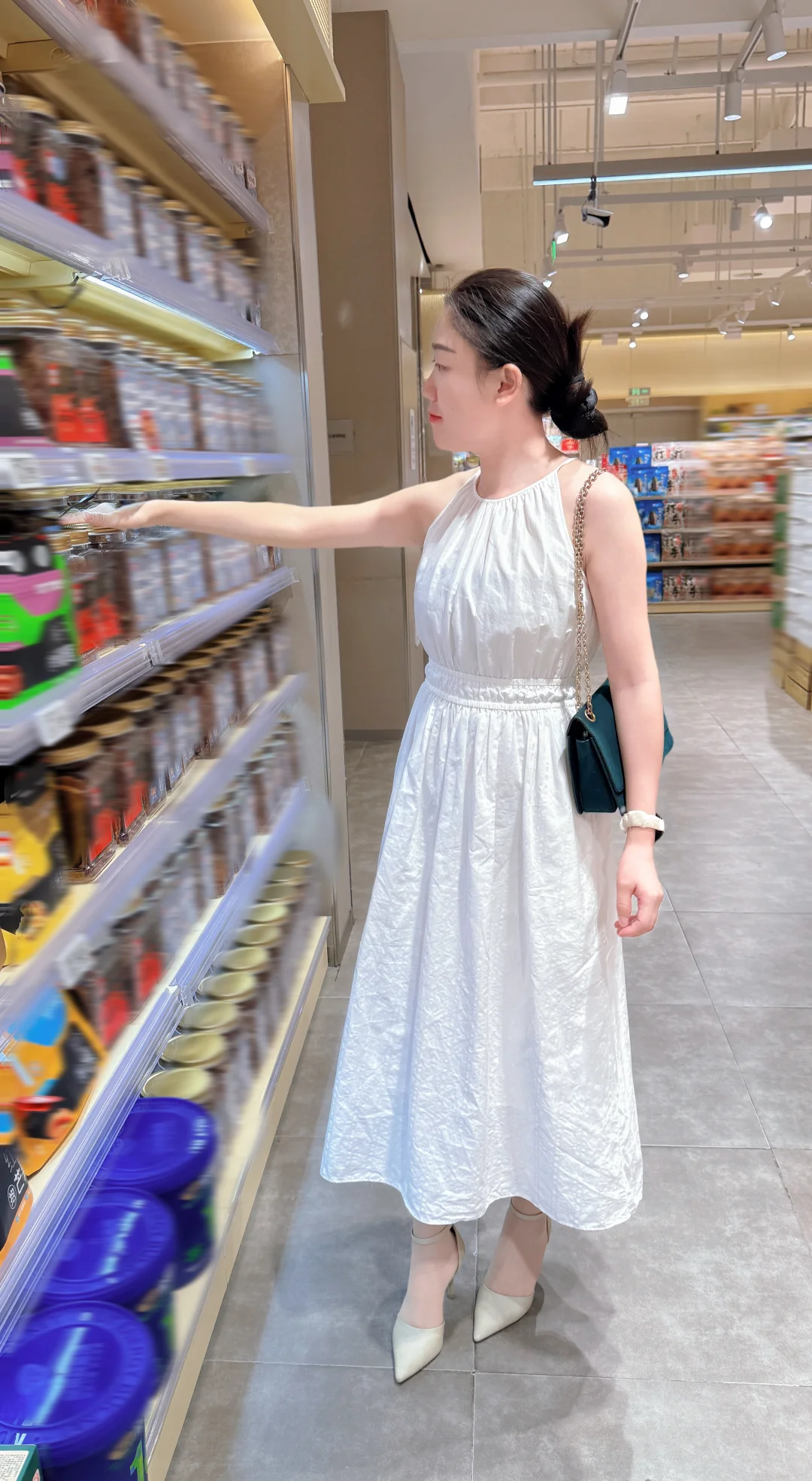 采购日小心机,高跟丝袜白裙太有镜头感啦