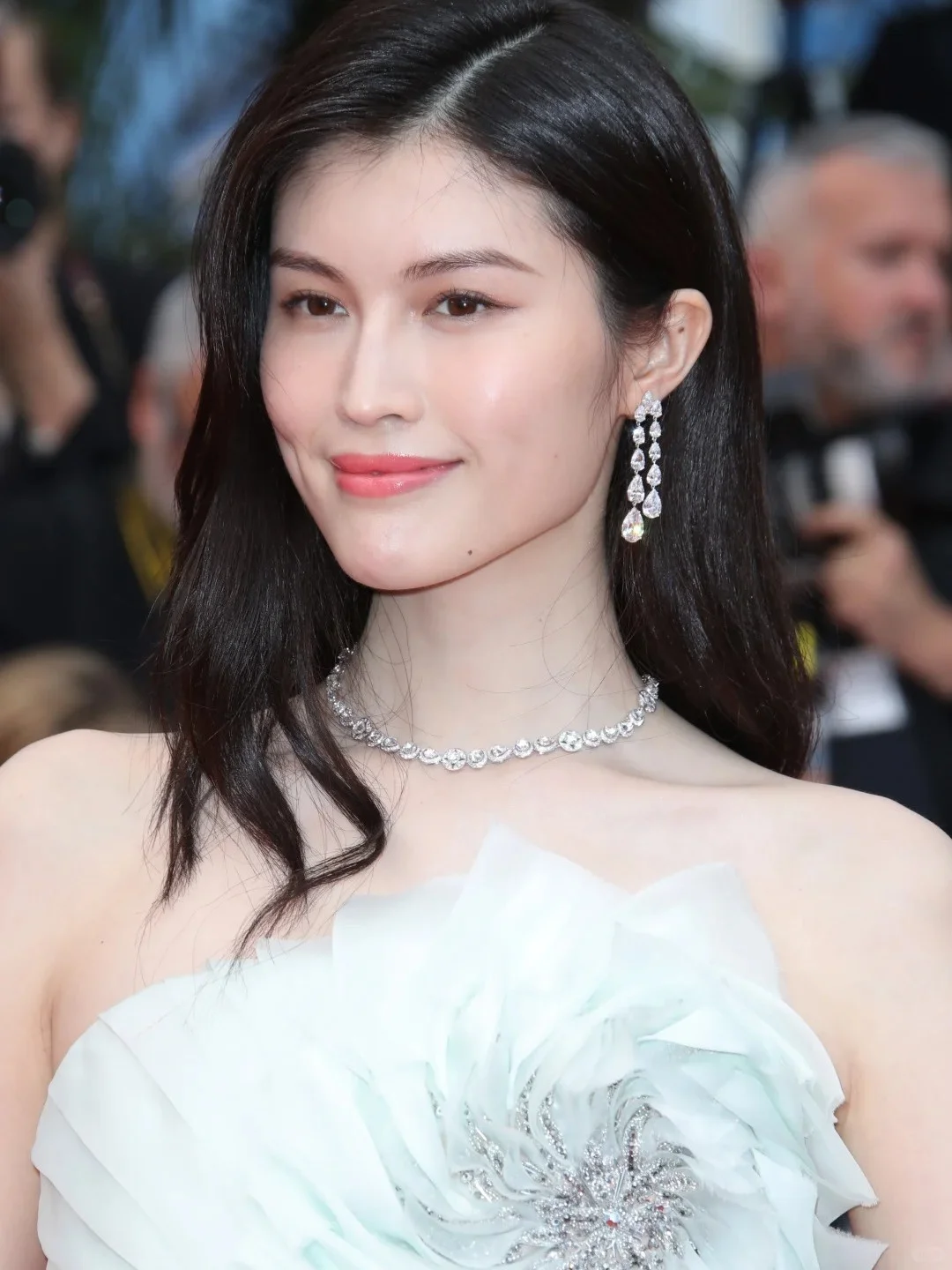 何穗的颜值有多绝?中外通吃的骨相天花板!