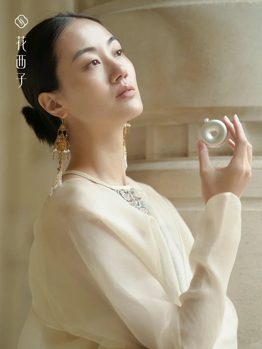 花西子于盖娅传说巴黎时装周秀场优雅亮相✨