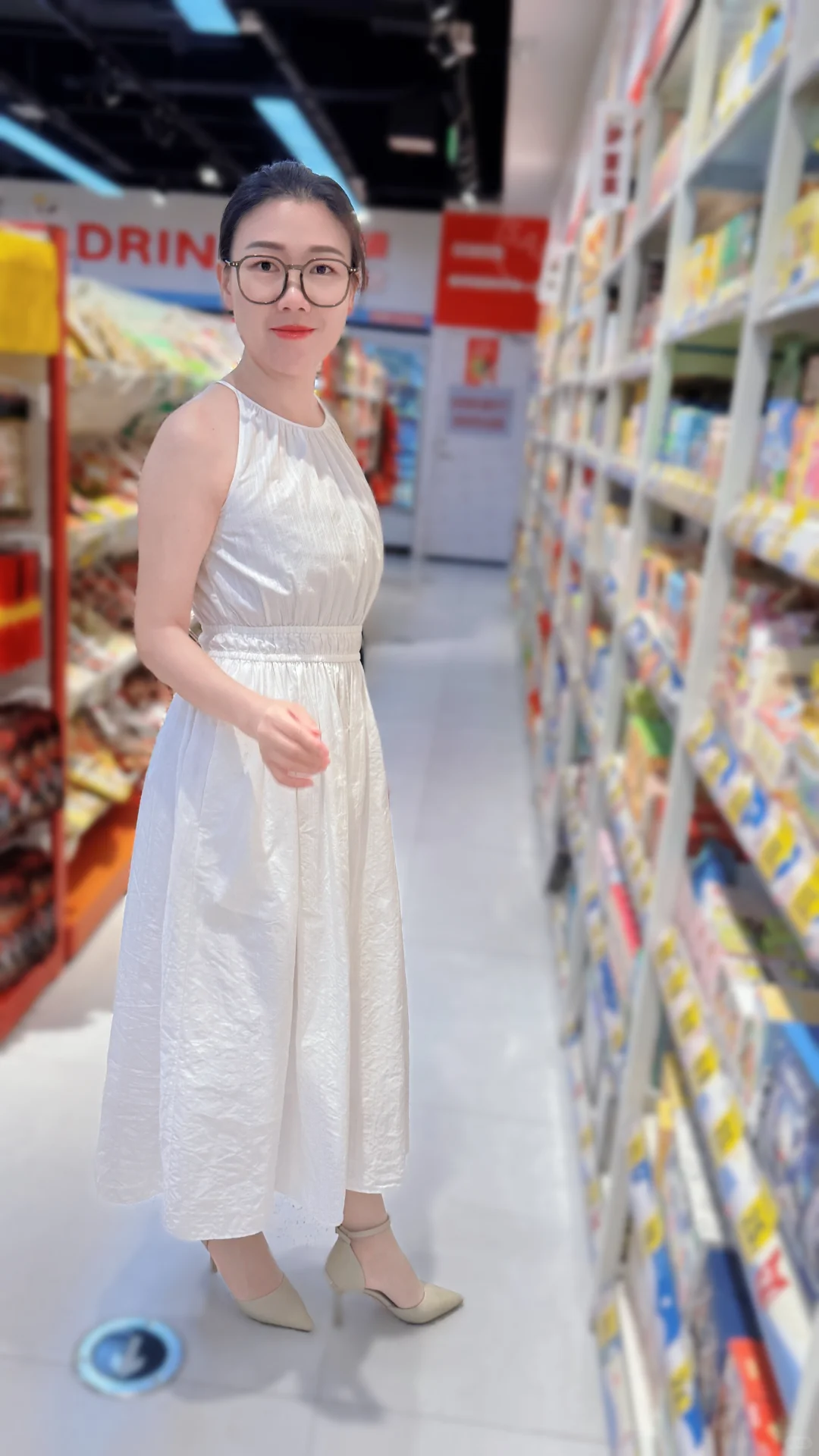 采购日小心机，高跟丝袜白裙太有镜头感啦