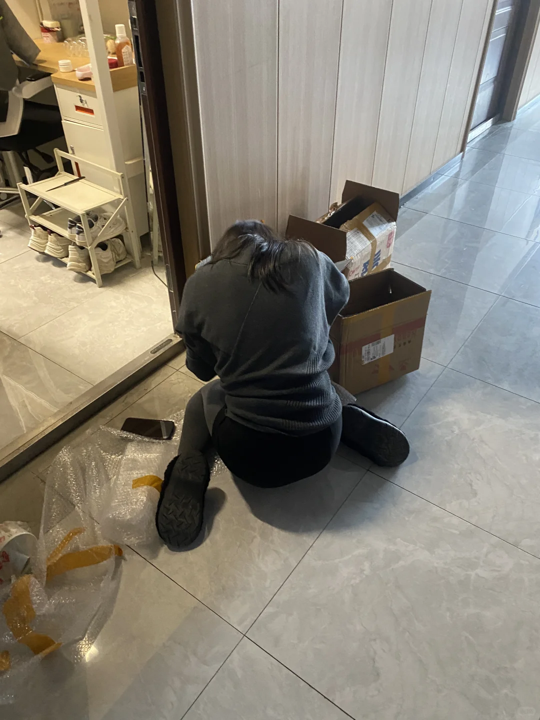 美艳室友跪求我原谅，我做错了什么