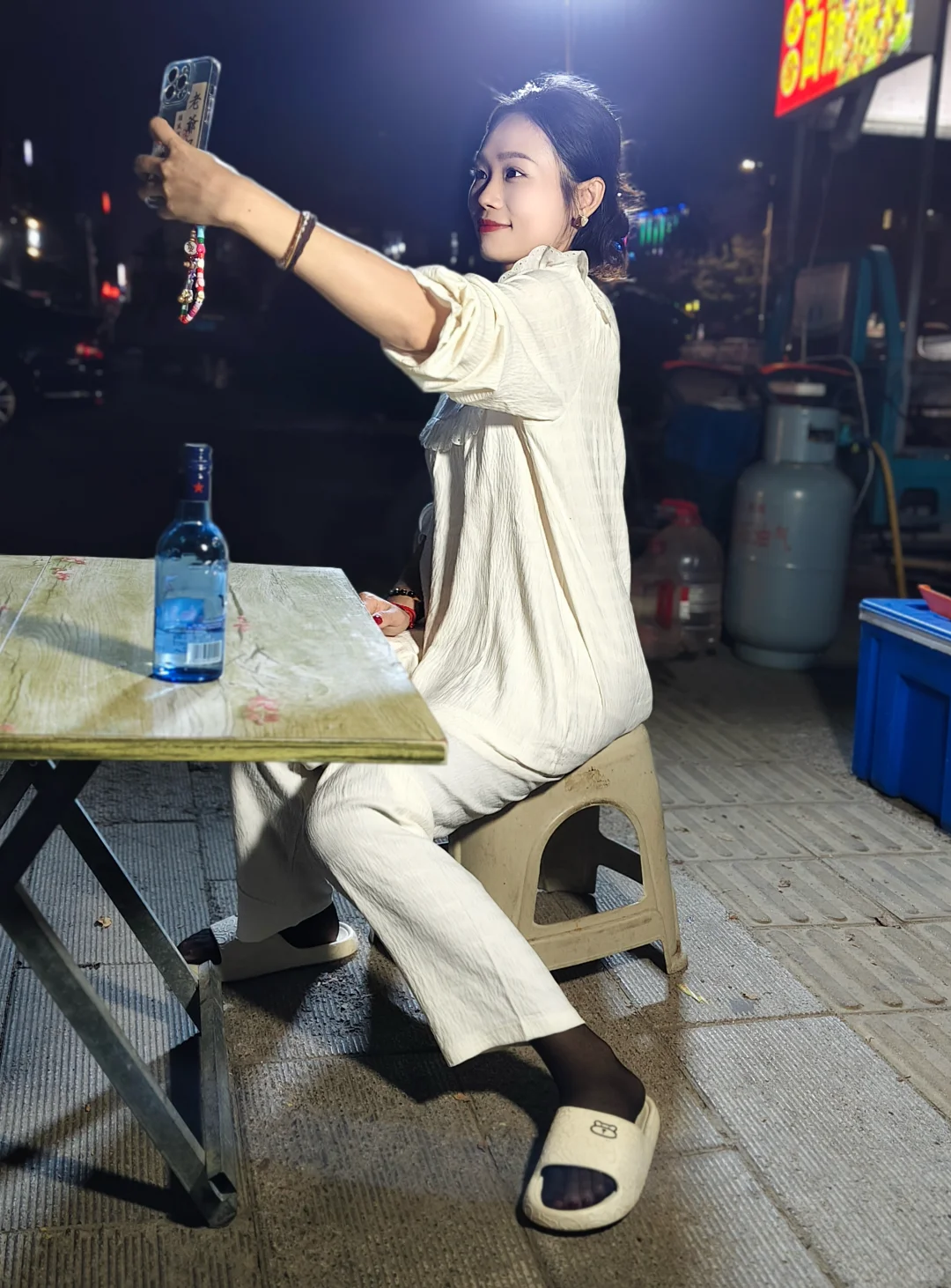 黑丝配睡衣，左手撸串右手二锅头～