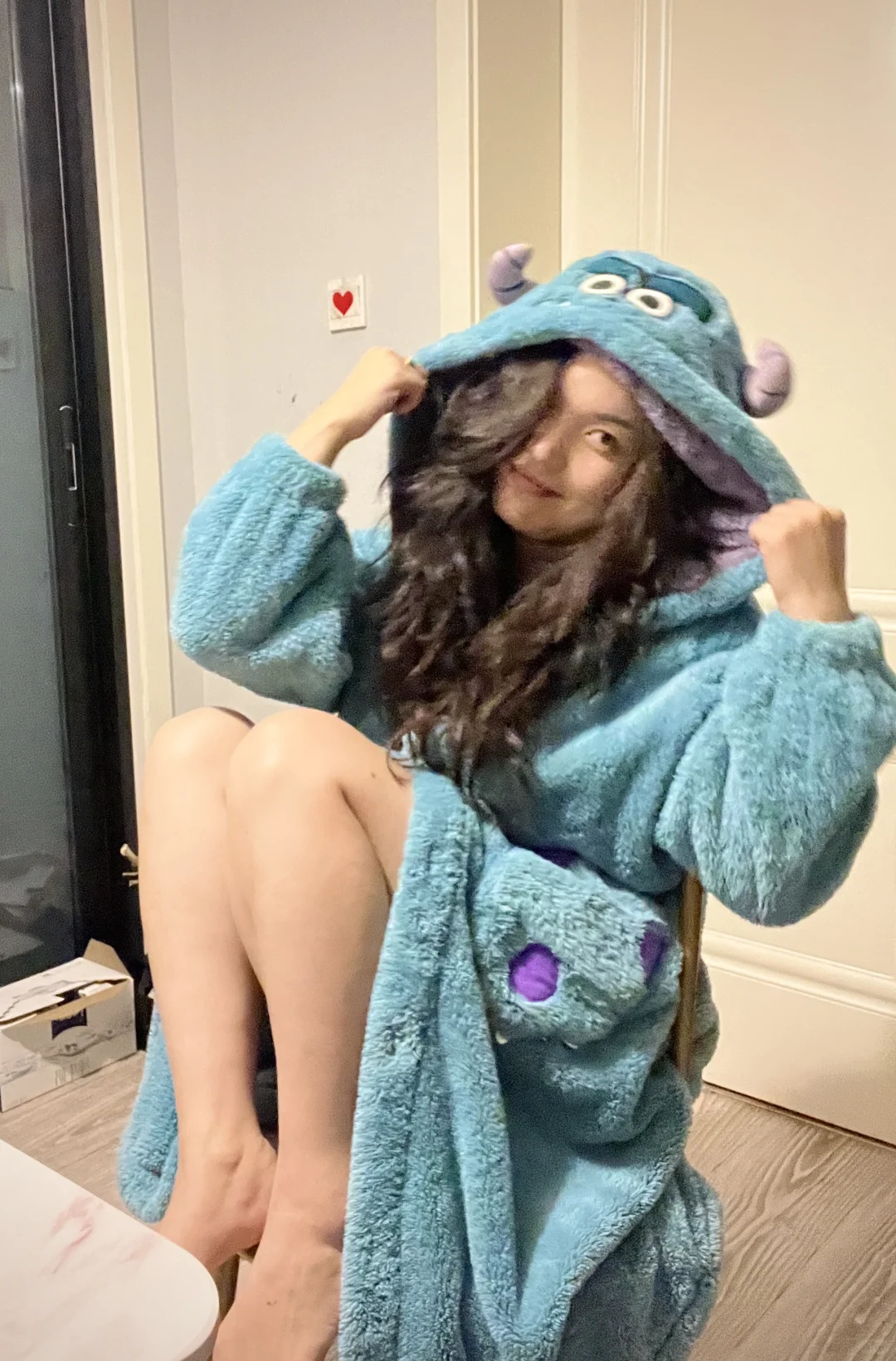 猫在睡衣里的中年少女,脸不臭,其实挺爱笑的