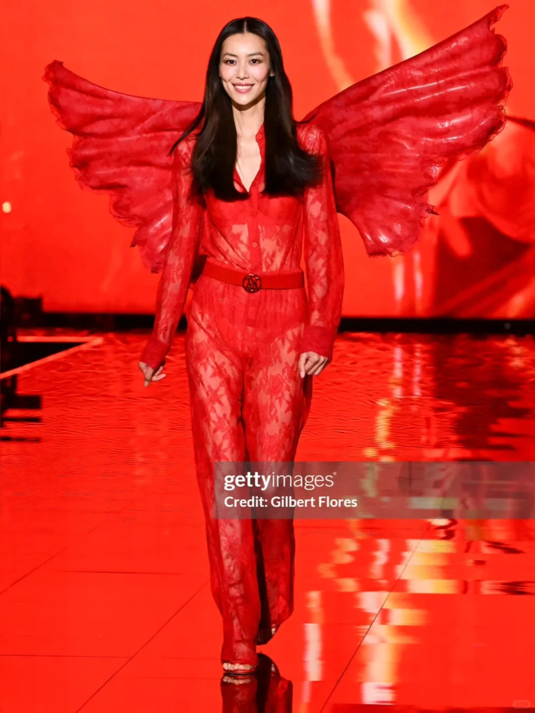 刘雯 超模的两套维密look 撑起30斤秀服