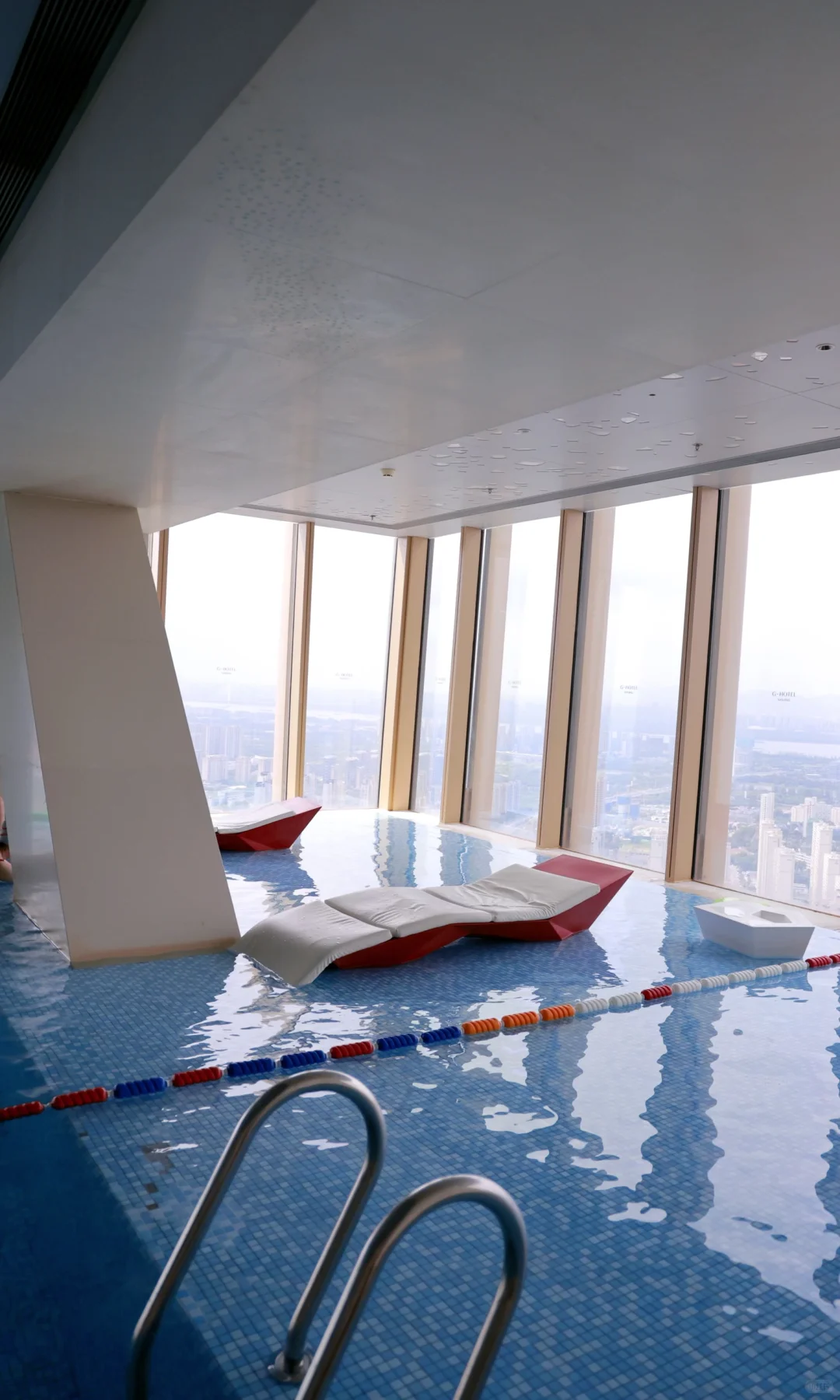 国庆胖3斤，还好在泳池遇见了女明星😻