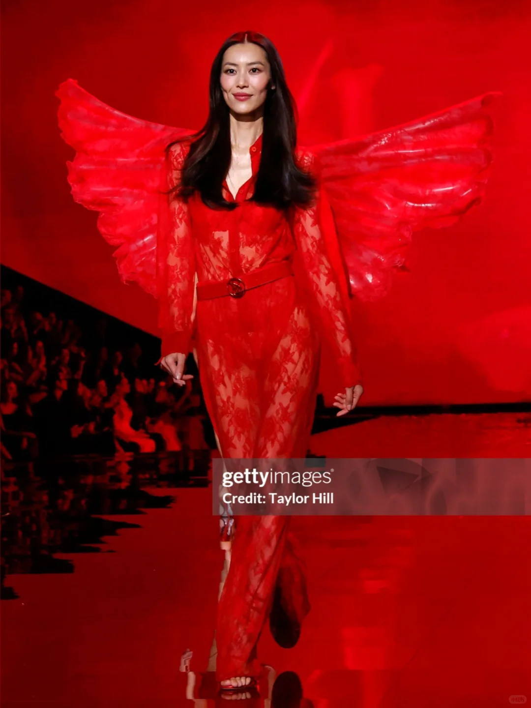 刘雯 超模的两套维密look 撑起30斤秀服