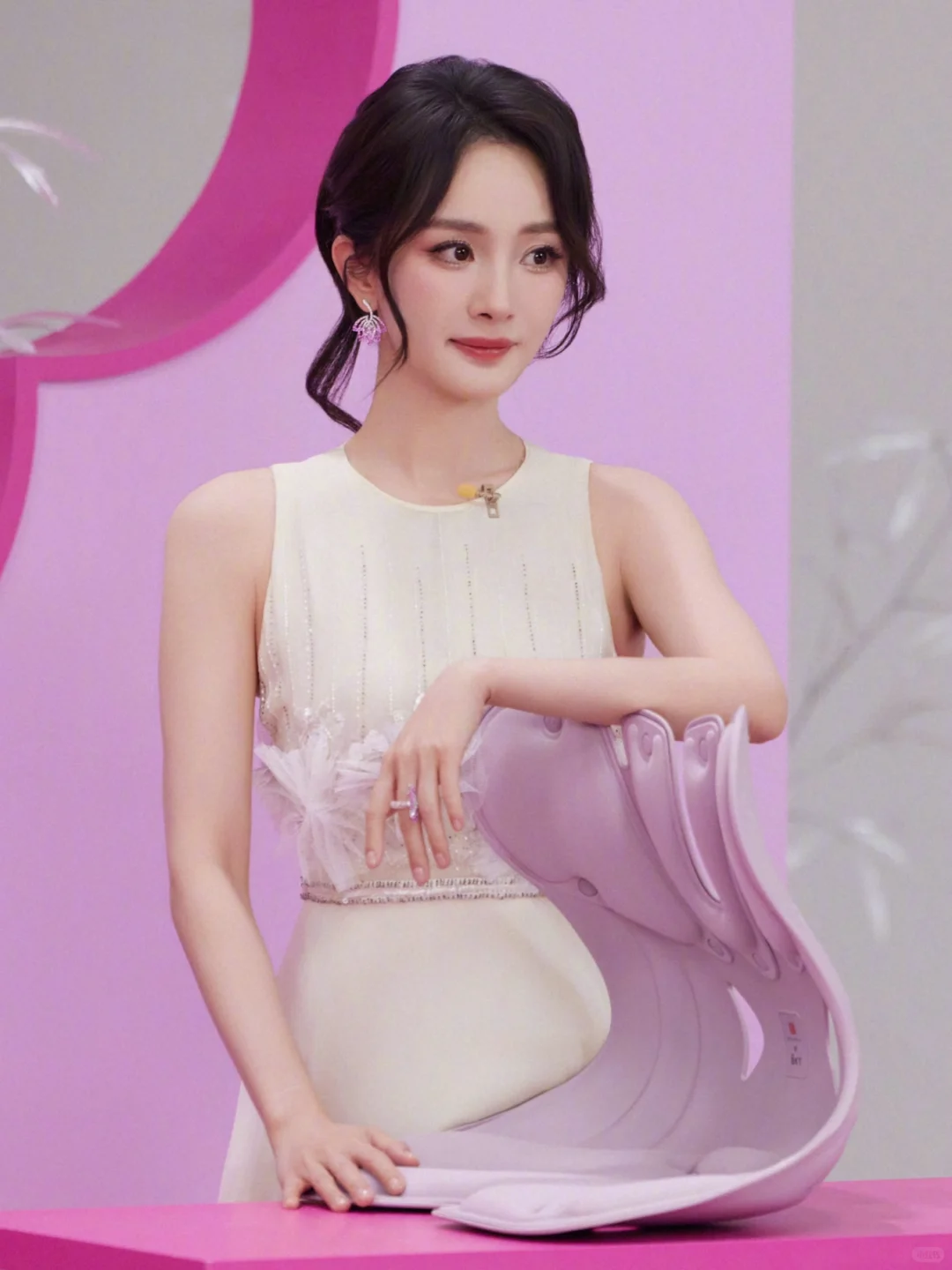杨幂又解锁新高定！温婉柔美轻熟风~